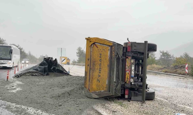 Gündemden Son Bilgiler: Kastamonu Hanönü'nde sağanakta devrilen hafriyat kamyonunun sürücüsü yaralandı