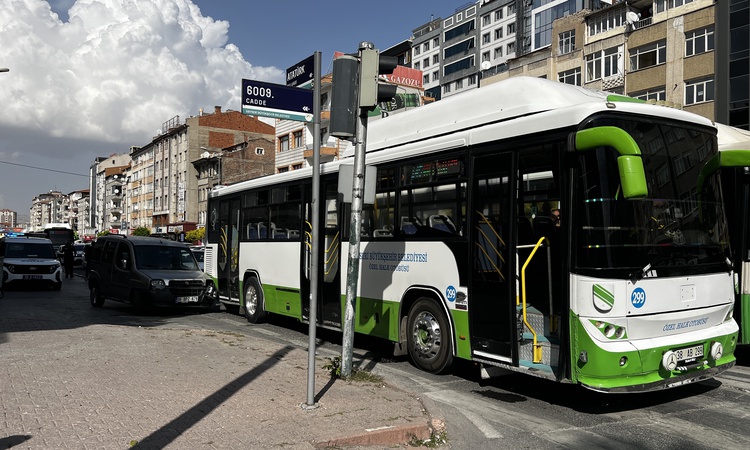 Gündemden Son Bilgiler: Kayseri'de B.C., akrabası M.A.'yı bıçakladıktan sonra kaçarken otobüse çarptı ve Merak