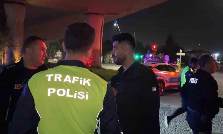 Gündemden Son Bilgiler: Kayseri'de dur ihtarına uymayan sürücü kaza yapmış halde yakalandı; 2 kişi yaralandı