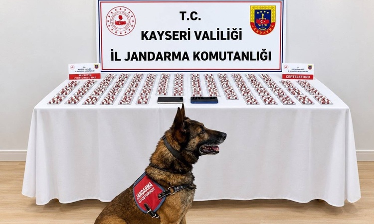 Gündemden Son Bilgiler: Kayseri Kocasinan'da araçta bin 81 sentetik hap bulundu, 2 şüpheli yakalanarak gözaltı