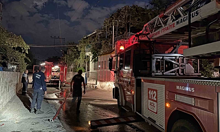Gündemden Son Bilgiler: Kayseri Kocasinan'da mangal yangınında iki evin çatısı küle döndü - Son Dakika Bilgile