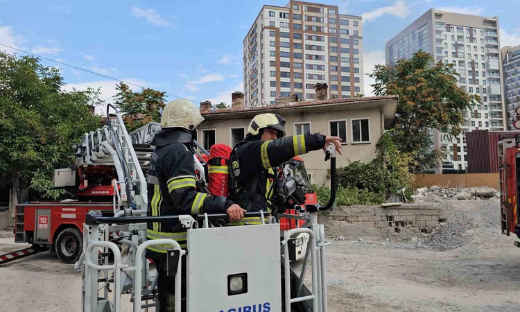 Gündemden Son Bilgiler: Kayseri Kocasinan'da metruk evin çatısındaki yangın itfaiye ekiplerince söndürüldü ve