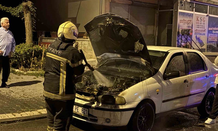 Gündemden Son Bilgiler: Kayseri Melikgazi'de çalıştırılan otomobilin motoru alev aldı, yangın söndürüldü - Son