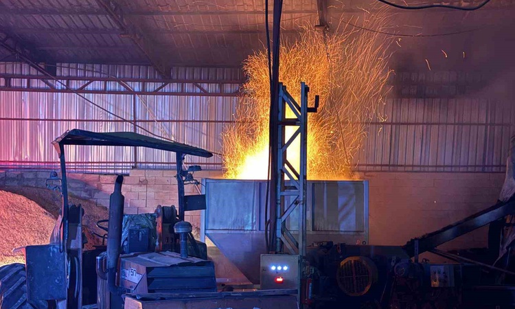 Gündemden Son Bilgiler: Kayseri Melikgazi'de kereste fabrikasındaki briketleme makinasında yangın söndürüldü |