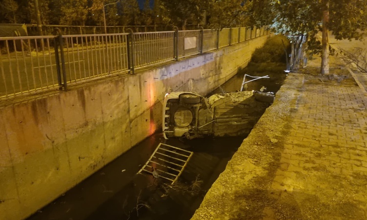 Gündemden Son Bilgiler: Kayseri Melikgazi'de kontrolden çıkan otomobil kanala uçtu, 2 kişi yaralandı