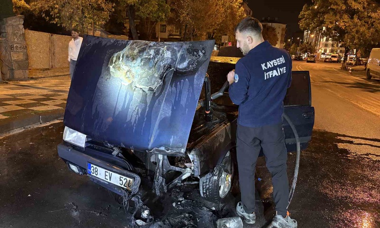 Gündemden Son Bilgiler: Kayseri Melikgazi'de motoru alev alan otomobil itfaiyece söndürüldü - Son Dakika Bilgi