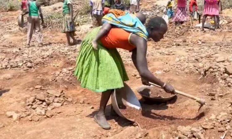 Gündemden Son Bilgiler: Kenya'da keçisini ararken altın buldu! Kazma küreği kapan bölgeye akın etti - Son Daki