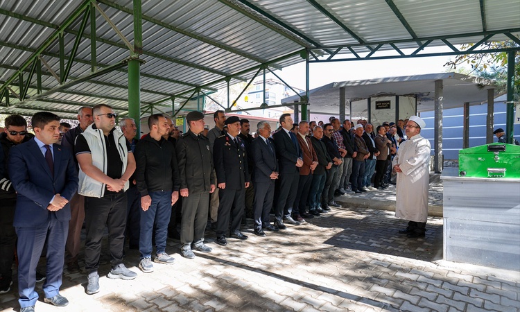 Gündemden Son Bilgiler: Kıbrıs gazisi Ahmet Binici, Niğde'de cenaze namazının ardından toprağa verildi ve Mera