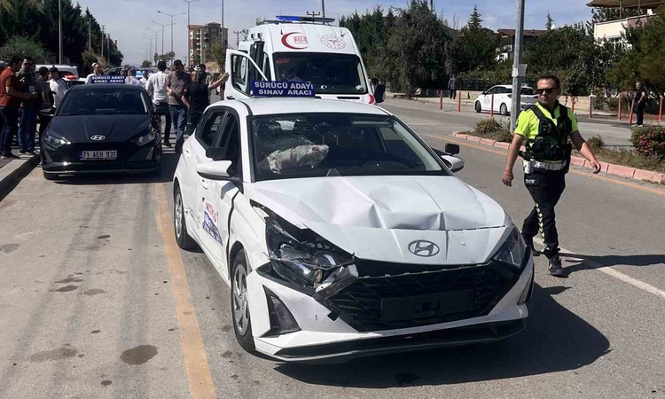Gündemden Son Bilgiler: Kırıkkale'de ehliyetsiz 14 yaşındaki sürücü sınav aracıyla çarpıştı, 4 kişi yaralandı