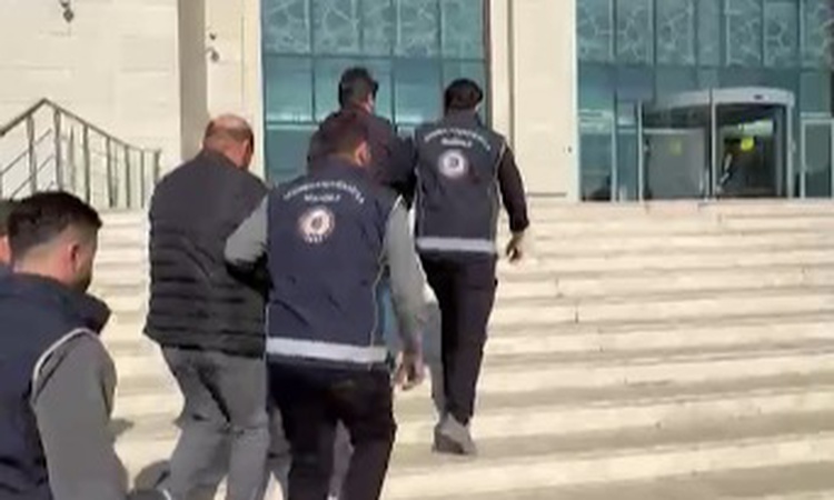 Gündemden Son Bilgiler: Kırıkkale'de otobüsün gizli bölmesinde 20 düzensiz göçmen yakalandı, 2 şüpheli hakkınd