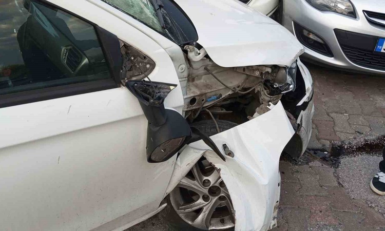 Gündemden Son Bilgiler: Kırklareli Lüleburgaz'da araç, özel hastane otoparkında park halindeki araca çarptı ve