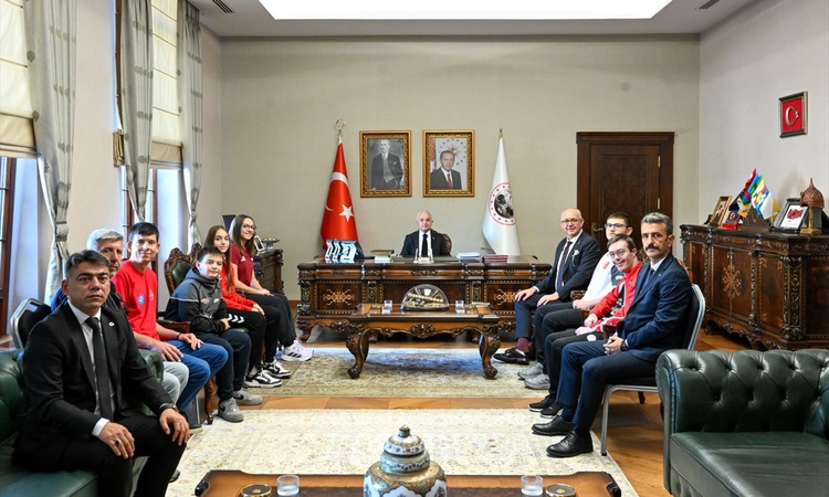 Gündemden Son Bilgiler: Kırklareli Valisi Turan, Amatör Spor Haftası'nda sporcuları kabul etti - Son Dakika Bi