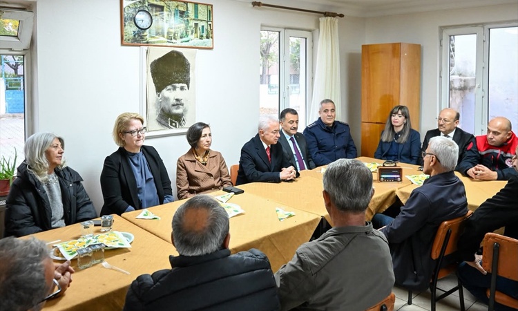 Gündemden Son Bilgiler: Kırklareli Valisi Turan, Merkez İlçe Muhtarlar Derneğinde muhtarlarla görüştü