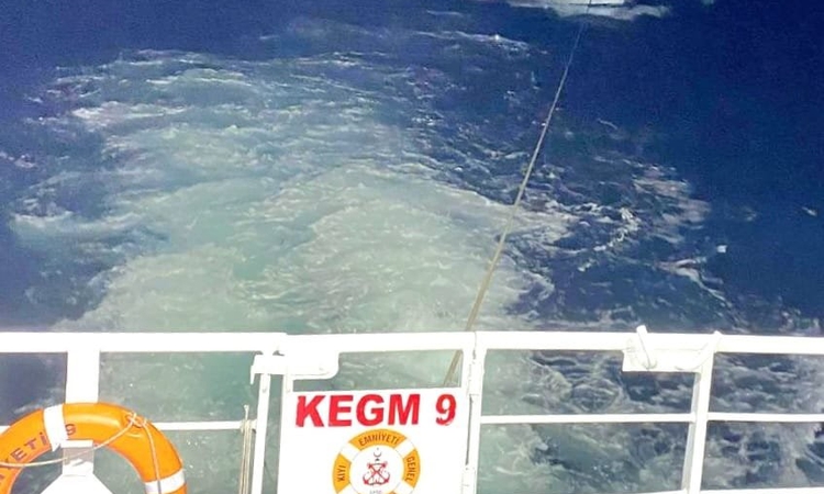 Gündemden Son Bilgiler: Kıyı Emniyeti botu, Çanakkale Boğazı'nda arızalanan tekneyi 3 kişiyle emniyete aldı