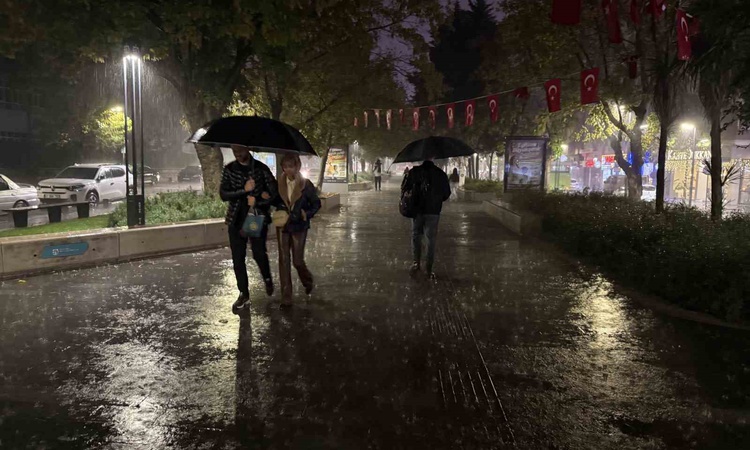 Gündemden Son Bilgiler: Kocaeli'de turuncu kodlu uyarıyla akşam sağanak etkili oldu, sokaklar boş kaldı ve Mer