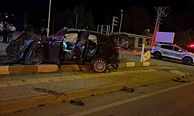 Gündemden Son Bilgiler: Kontrolden çıkan araç karşı şeride uçtu, sürücü yaralandı | İşte Tüm Ayrıntılar