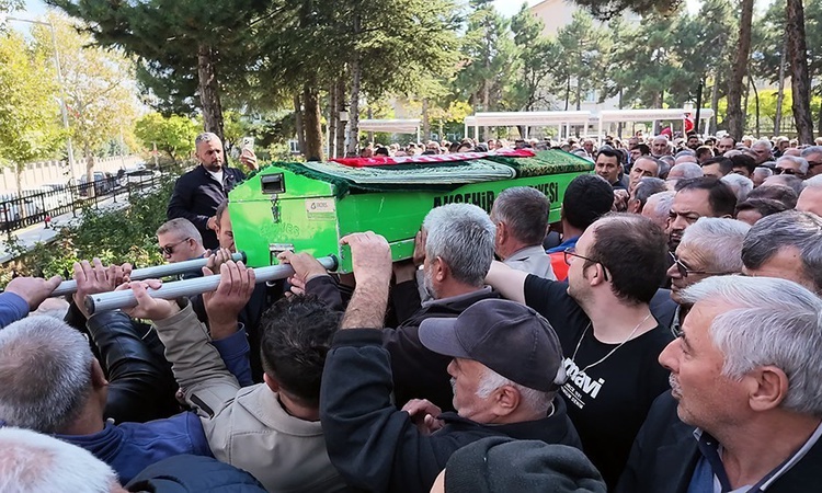 Gündemden Son Bilgiler: Konya Akşehir'de kıraathanede tüfekli saldırıda ölen 33 yaşındaki kişi defnedildi