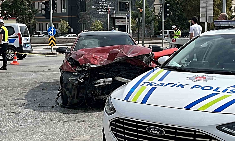 Gündemden Son Bilgiler: Konya'da iki otomobilin çarpıştığı kazada sürücü hastanede yaşamını yitirdi ve Merak E