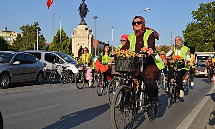 Gündemden Son Bilgiler: Konya'da kadınlar "Dünya Otomobilsiz Kentler Günü"ne dikkati çekmek için pedal çevirdi