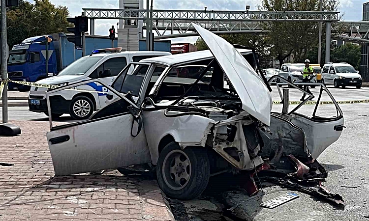 Gündemden Son Bilgiler: Konya Karatay'da otomobiller çarpıştı; Tofaş hurdaya döndü, 3'ü ağır 4 kişi yaralandı