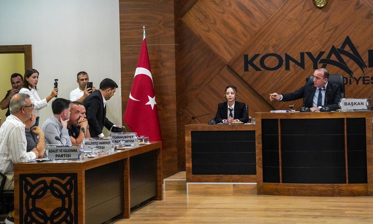 Gündemden Son Bilgiler: Konyaaltı Belediye Başkanı Kotan'ın CHP'den istifası sonrası meclis yarıda kaldı