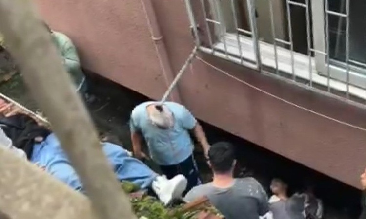 Gündemden Son Bilgiler: Küçükçekmece'de 3. kattan düşen 2 genç kızdan birinin hayati tehlikesi var ve Merak Ed
