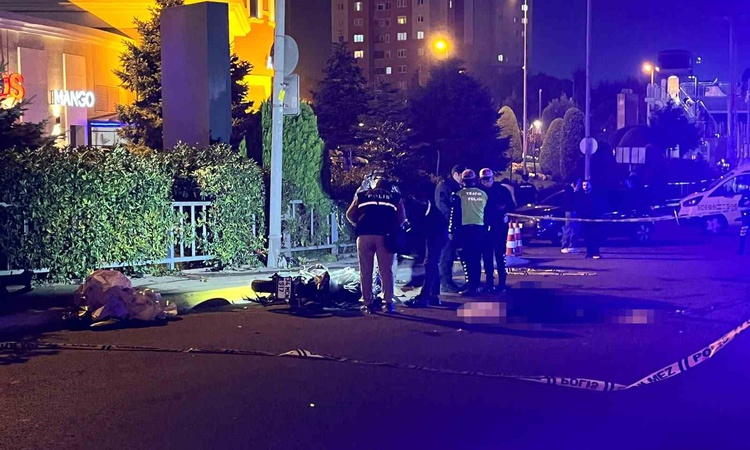 Gündemden Son Bilgiler: Küçükçekmece'de motosiklet otomobille çarpıştı, sürücüsü öldü, 1 kişi ağır yaralandı |
