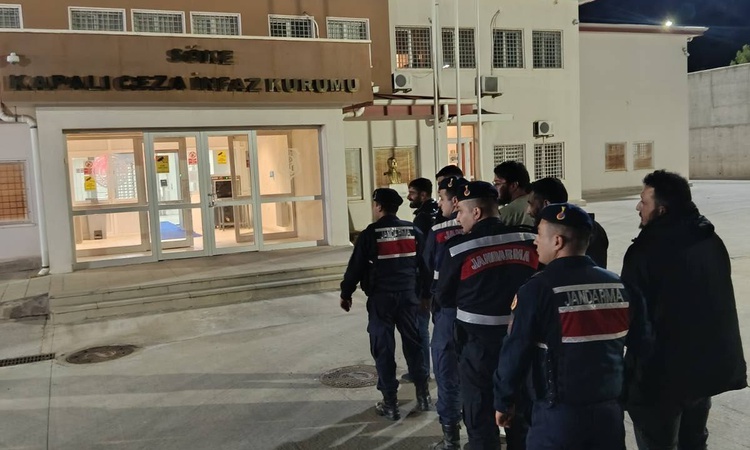 Gündemden Son Bilgiler: Kuşadası'da minibüste 20 kaçak göçmen yakalandı, 5 organizatör şüphelisi hakkında tutu