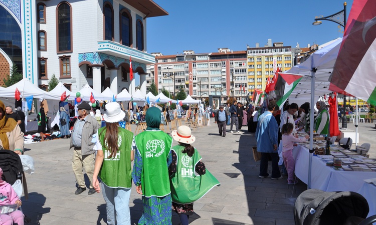 Gündemden Son Bilgiler: KÜSİDAP ve İHH öncülüğünde Kütahya'da Gazze için Hayır Çarşısı kuruldu