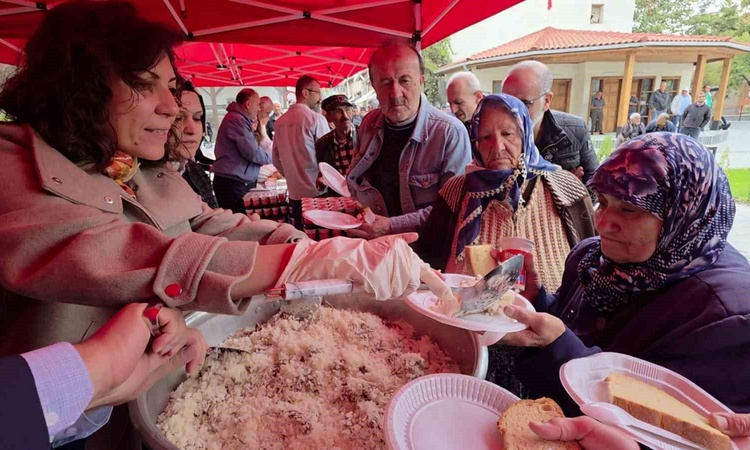Gündemden Son Bilgiler: Kütahya'da Mevlânâ'nın doğumunun 819. yıl dönümünde pilav ve ayran ikram edildi ve Mer