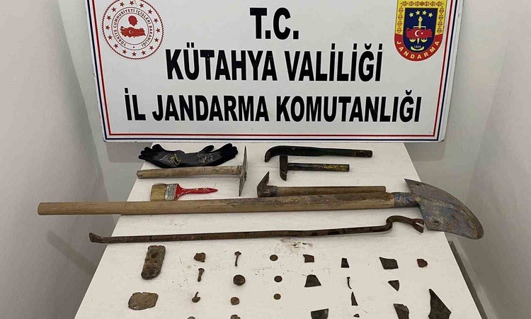 Gündemden Son Bilgiler: Kütahya Tavşanlı'da operasyonda 28 obje, 4 sikke ve 12 kazı malzemesi ele geçirildi ve
