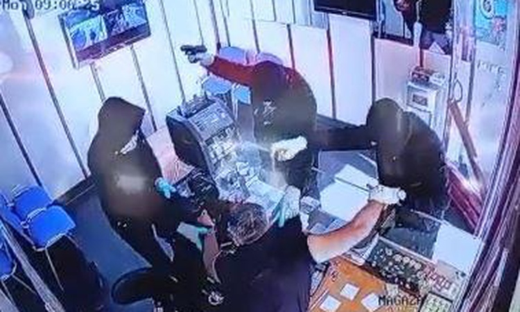 Gündemden Son Bilgiler: Kuyumcu dükkanından 5,6 milyon TL'lik soygun kamerada: Gelişmeler Takip Ediliyor