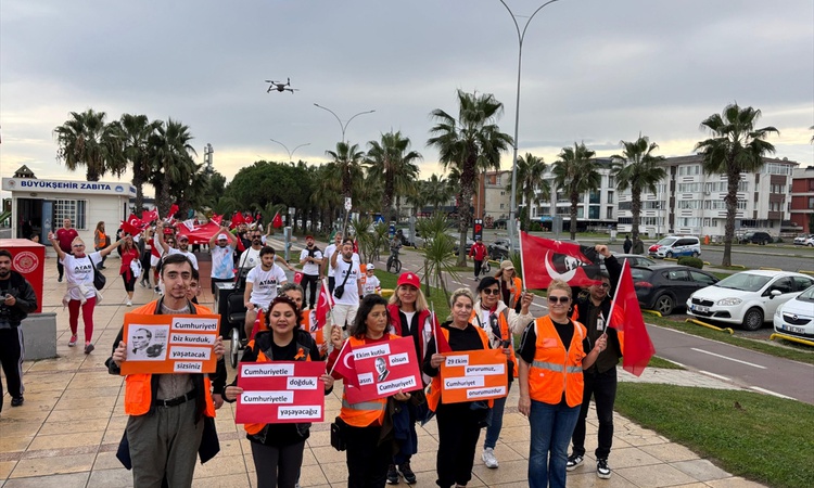 Gündemden Son Bilgiler: LÖSEV Samsun ekibi Cumhuriyet Bayramı'nda 29 metrelik Türk bayrağı açtı