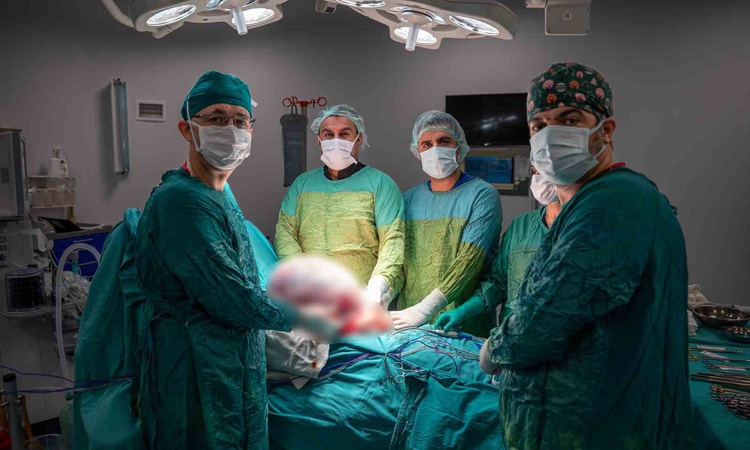Gündemden Son Bilgiler: Malatya'da hastanın sol yumurtalığından 15 kilogramlık kitle başarıyla çıkarıldı