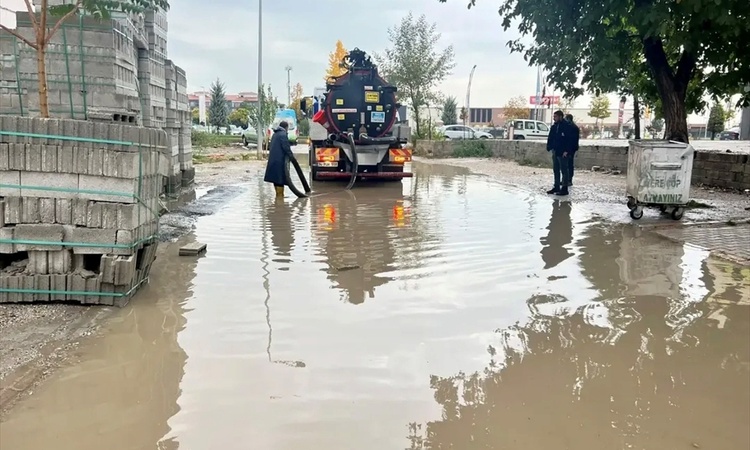 Gündemden Son Bilgiler: Malatya'da sağanakta cadde ve sokaklar suyla kaplandı, MASKİ ekipleri çalışıyor - Son