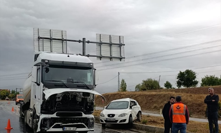 Gündemden Son Bilgiler: Malatya'da tırla otomobilin çarpıştığı kazada 3 kişi yaralandı - Son Dakika Bilgileri