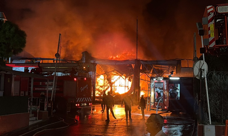 Gündemden Son Bilgiler: Manisa'da İnci Akü Fabrikası'ndaki yangın yaklaşık 1,5 saatte kontrol altına alındı |