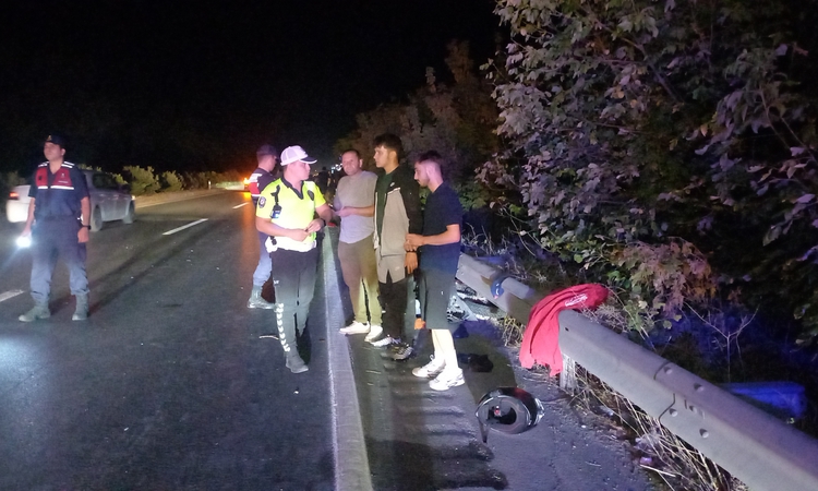 Gündemden Son Bilgiler: Manisa Şehzadeler'de iki motosiklet çarpıştı, 1'i ağır 3 kişi yaralandı | İşte Tüm Ayr