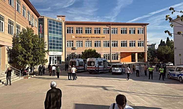 Gündemden Son Bilgiler: Manisa Turgutlu'da silah ihbarı panik yarattı, velilerle kolluk arasında arbede çıktı