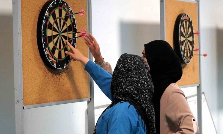 Gündemden Son Bilgiler: Manisa yurtlarında kalan öğrencilere dart ve ebru etkinliği düzenlendi - Son Dakika Bi