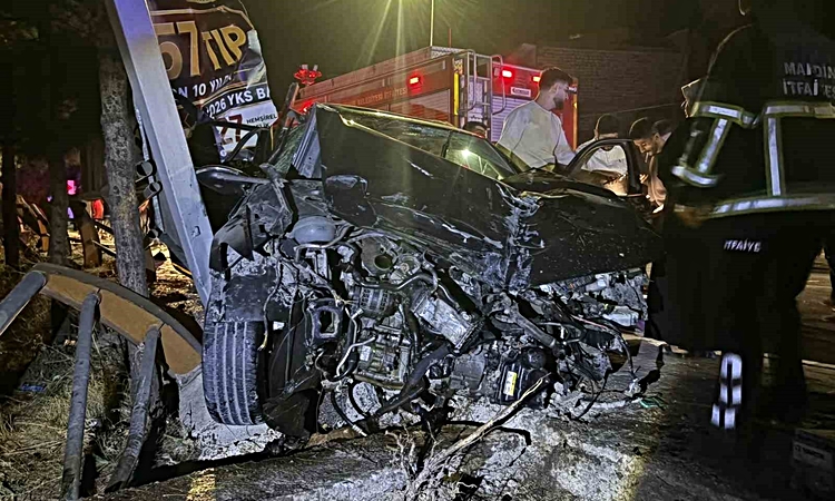 Gündemden Son Bilgiler: Mardin Artuklu'da kontrolden çıkan otomobil reklam panosuna çarptı, 3 kişi yaralandı -
