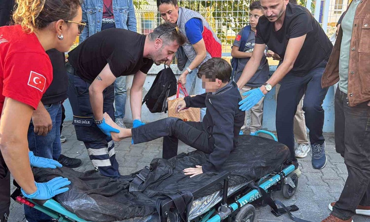 Gündemden Son Bilgiler: Menteşe’de okul çıkışı öğrencinin ayağı otomobilin altında kaldı