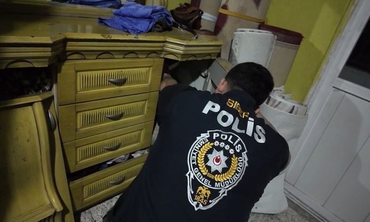 Gündemden Son Bilgiler: Mersin'de iki operasyonda gözaltına alınan 55 şüpheliden 33'ü hakkında tutuklama karar