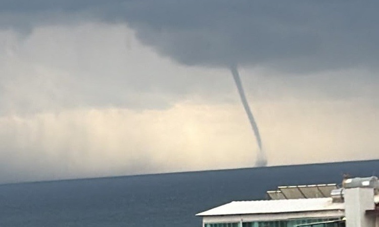 Gündemden Son Bilgiler: Mersin'de sağanak sürerken Erdemli-Silifke arasında peş peşe 3 hortum görüldü ve Merak
