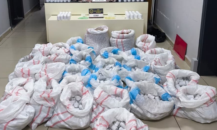Gündemden Son Bilgiler: Mersin'de şehir hastanesi otoparkındaki araçta 256 bin 900 sentetik ecza hapı bulundu