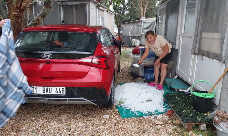 Gündemden Son Bilgiler: Mersin Silifke'de dolu yağışı etkili oldu, Boğsak Koyu'nda kampçılar zor anlar yaşadı