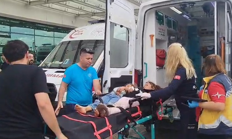 Gündemden Son Bilgiler: Mersin Tarsus'ta otoyolda 2 TIR ve minibüsün karıştığı kazada 11 kişi yaralandı - Son