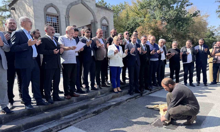 Gündemden Son Bilgiler: MHP Kayseri İl Yönetimi türbede dua etti, adak kurbanı kesildi: Gelişmeler Takip Edili