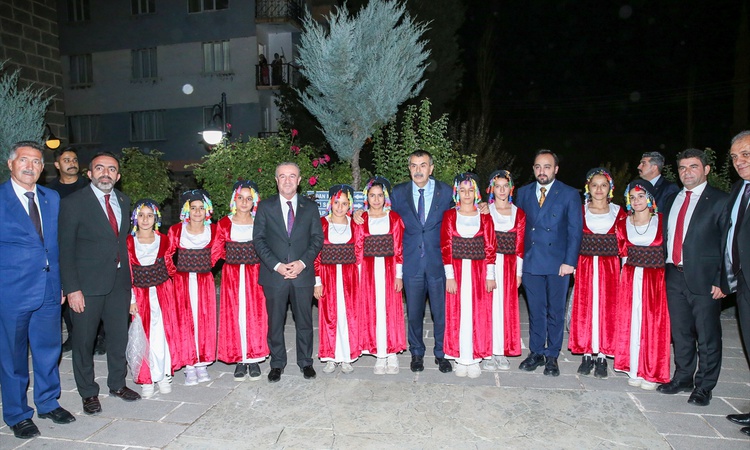 Gündemden Son Bilgiler: Milli Eğitim Bakanı Tekin, Hakkari'de gençlerle bir araya geldi: | İşte Tüm Ayrıntılar