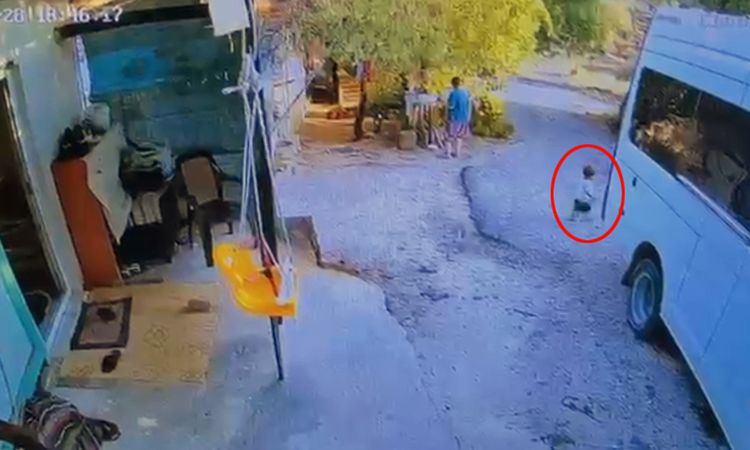 Gündemden Son Bilgiler: Minibüsün Altında Kalan Bebek Toprağa Verildi: Gelişmeler Takip Ediliyor